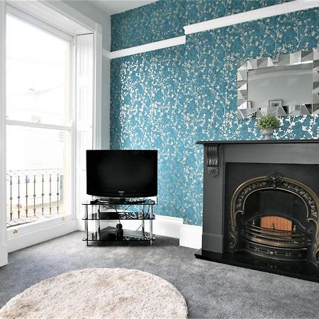 Central Serviced Apartments By Roomsbooked Cheltenham Bagian luar foto