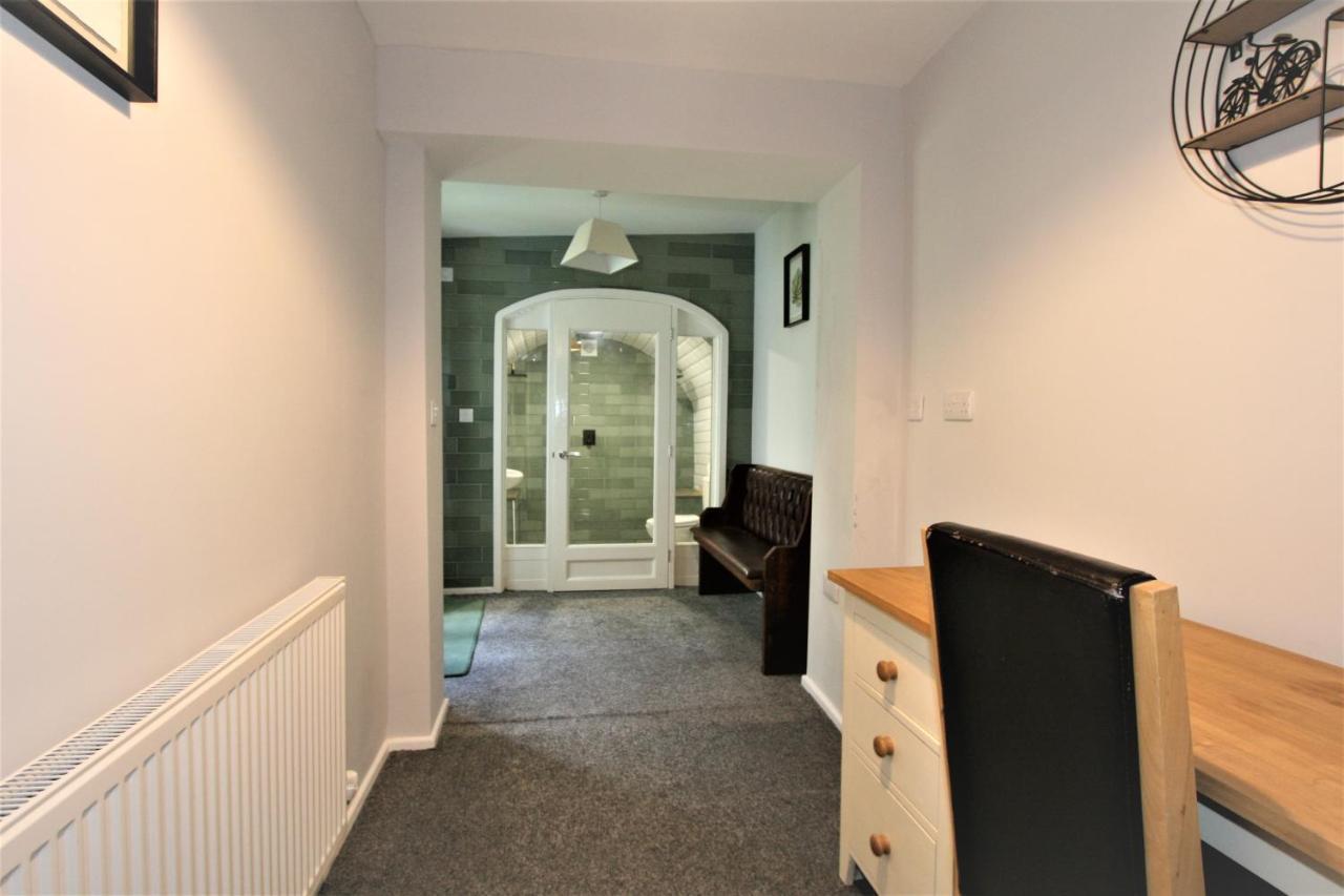 Central Serviced Apartments By Roomsbooked Cheltenham Bagian luar foto