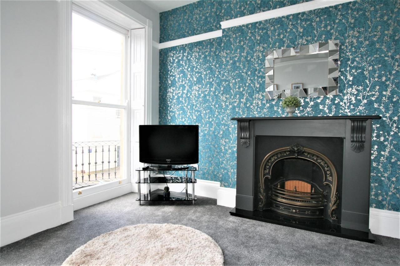 Central Serviced Apartments By Roomsbooked Cheltenham Bagian luar foto