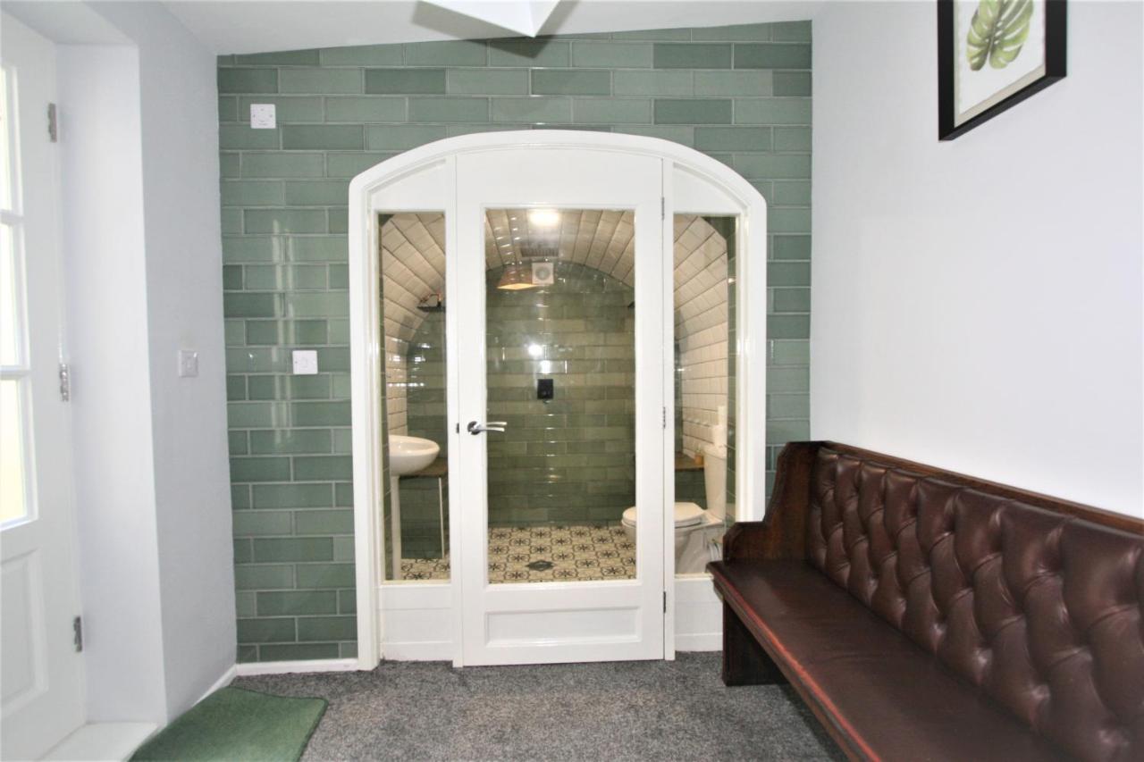Central Serviced Apartments By Roomsbooked Cheltenham Bagian luar foto