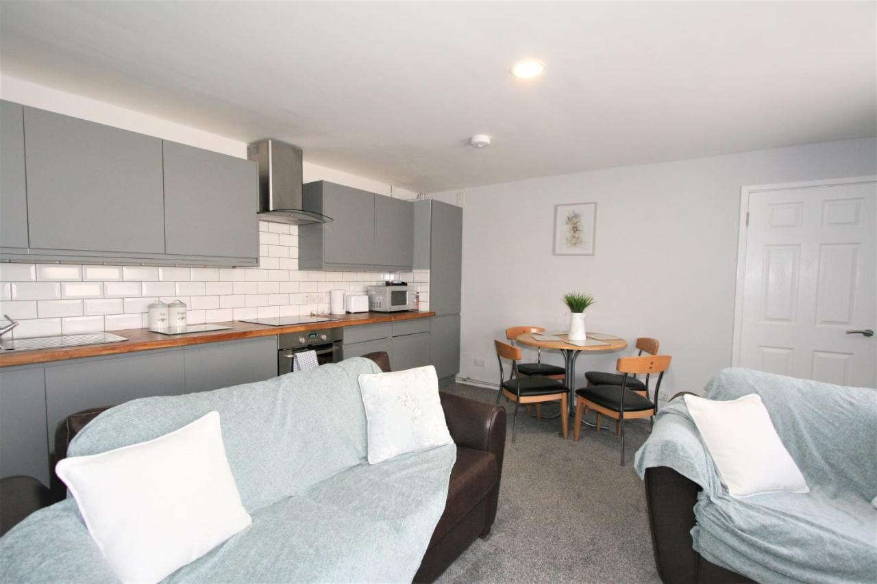 Central Serviced Apartments By Roomsbooked Cheltenham Bagian luar foto