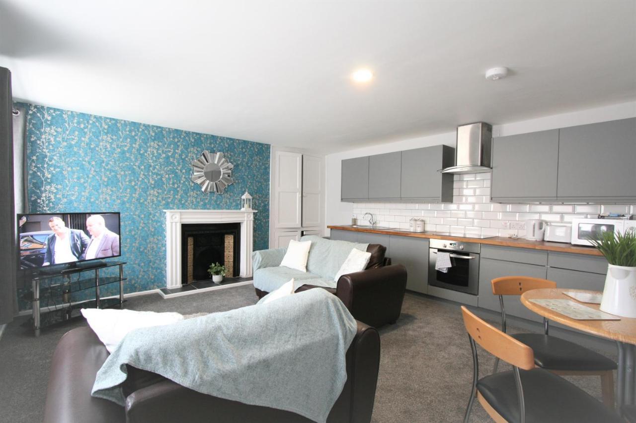 Central Serviced Apartments By Roomsbooked Cheltenham Bagian luar foto