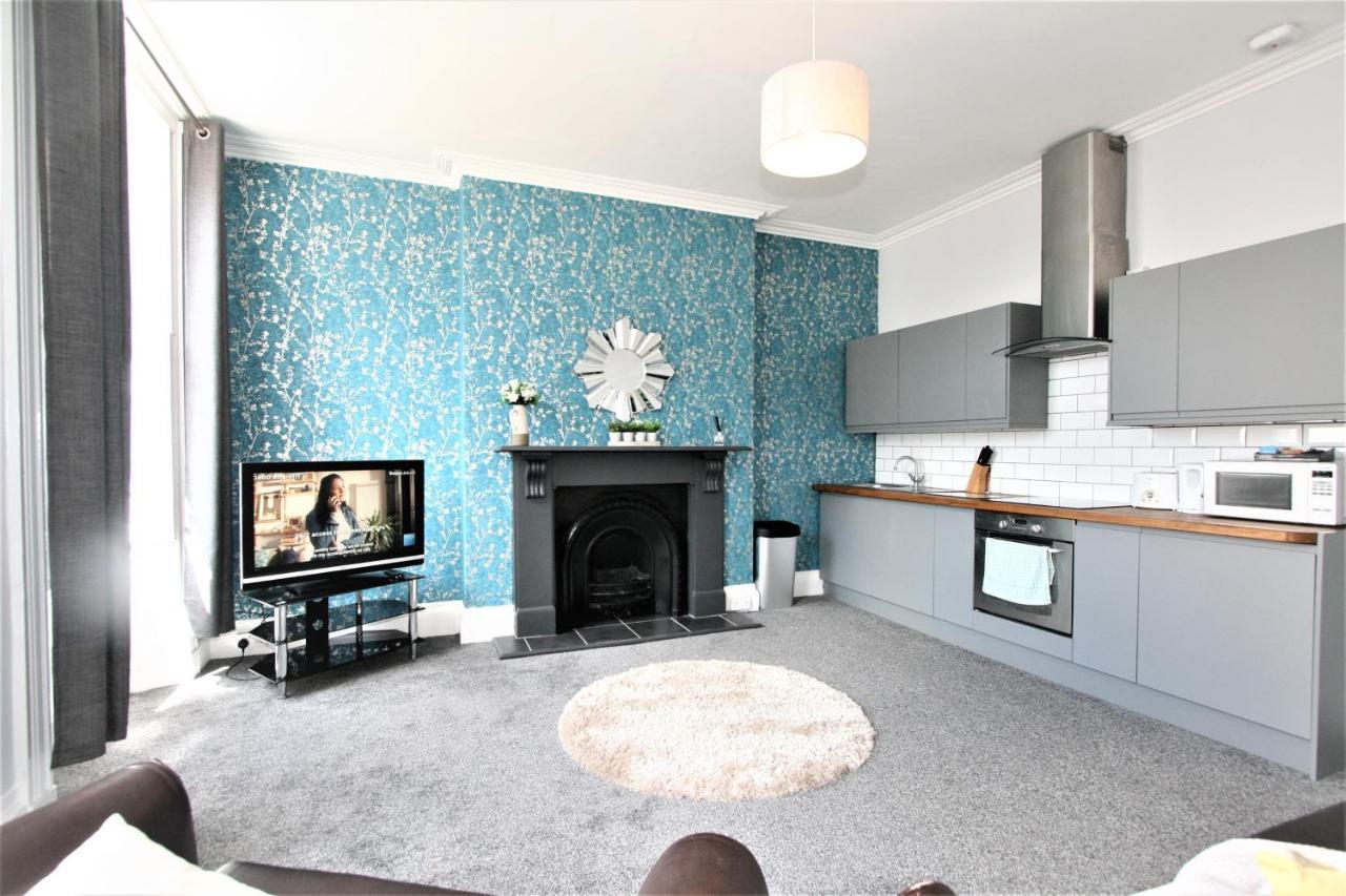 Central Serviced Apartments By Roomsbooked Cheltenham Bagian luar foto