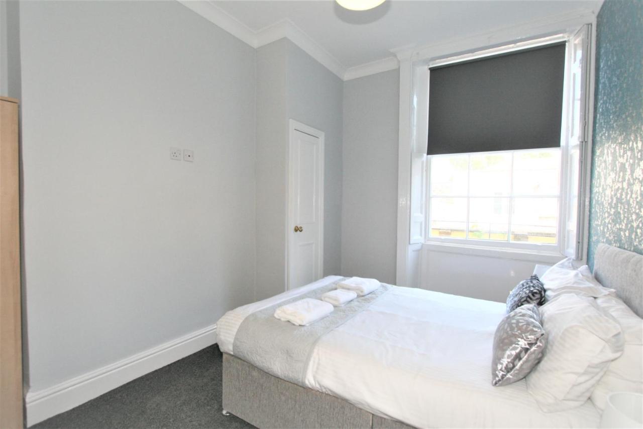 Central Serviced Apartments By Roomsbooked Cheltenham Bagian luar foto