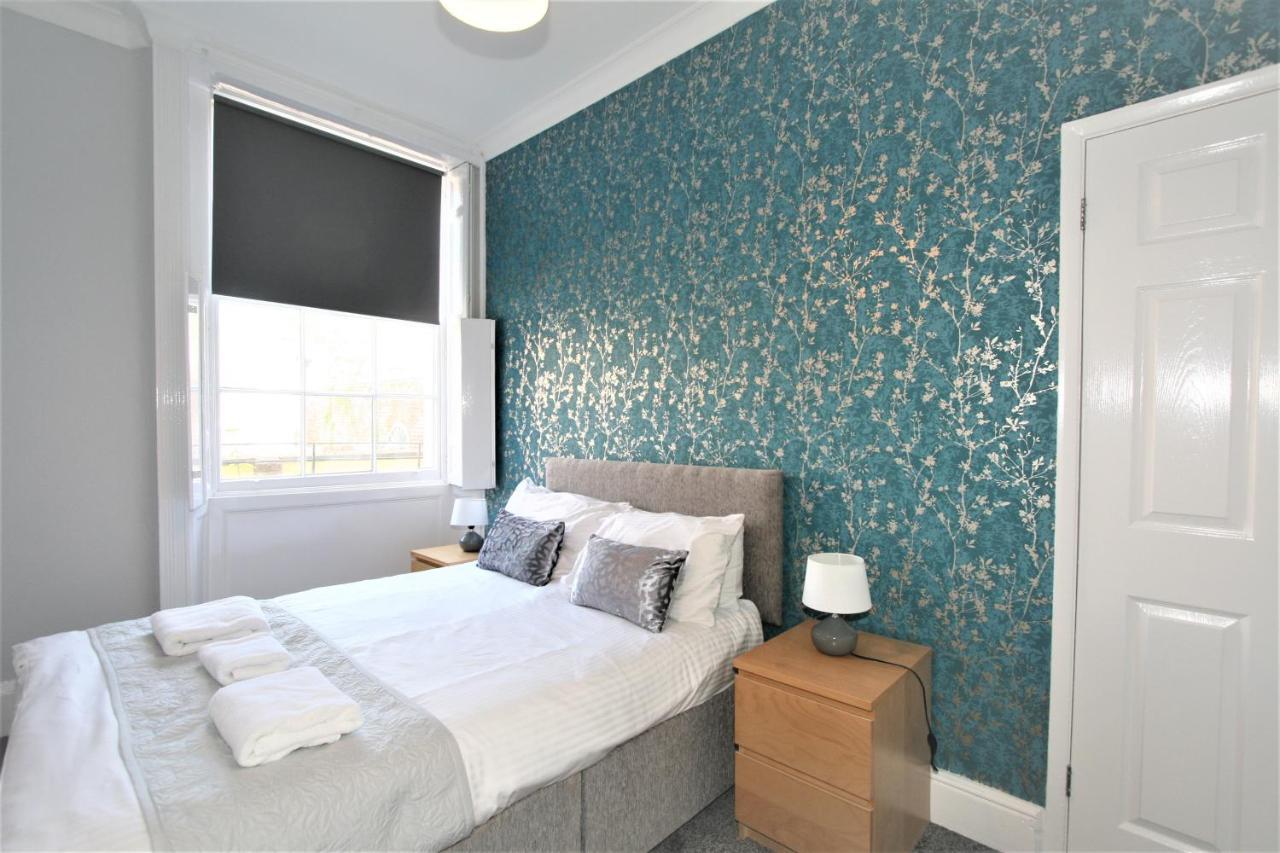 Central Serviced Apartments By Roomsbooked Cheltenham Bagian luar foto