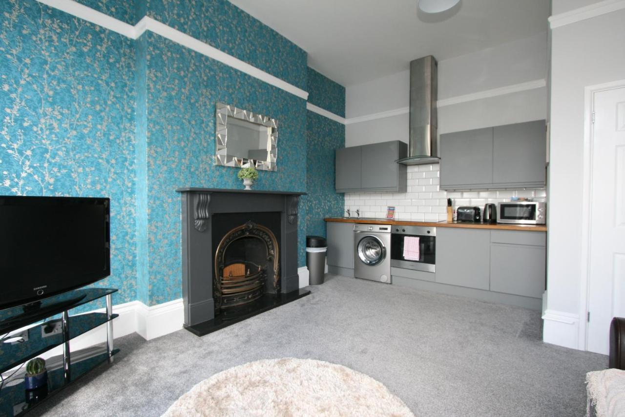 Central Serviced Apartments By Roomsbooked Cheltenham Bagian luar foto
