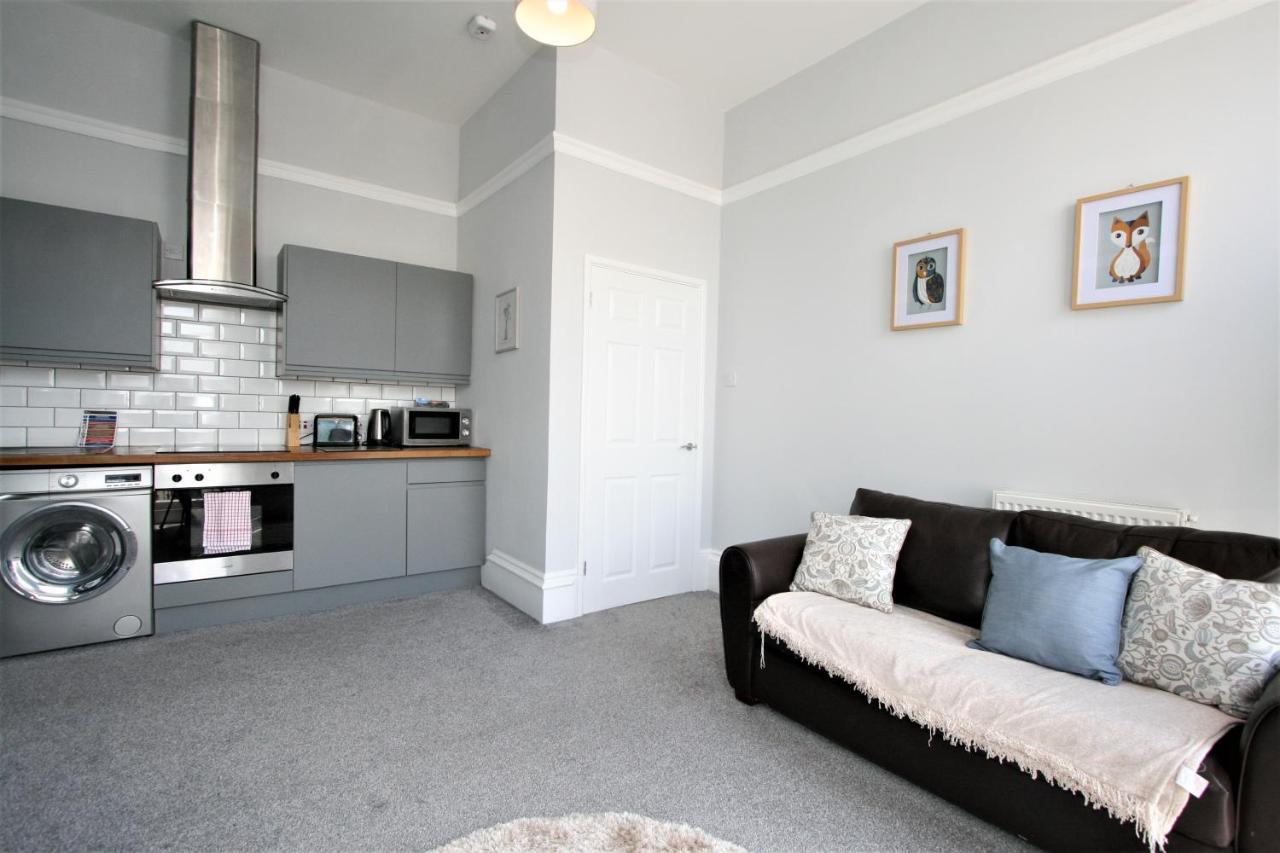 Central Serviced Apartments By Roomsbooked Cheltenham Bagian luar foto