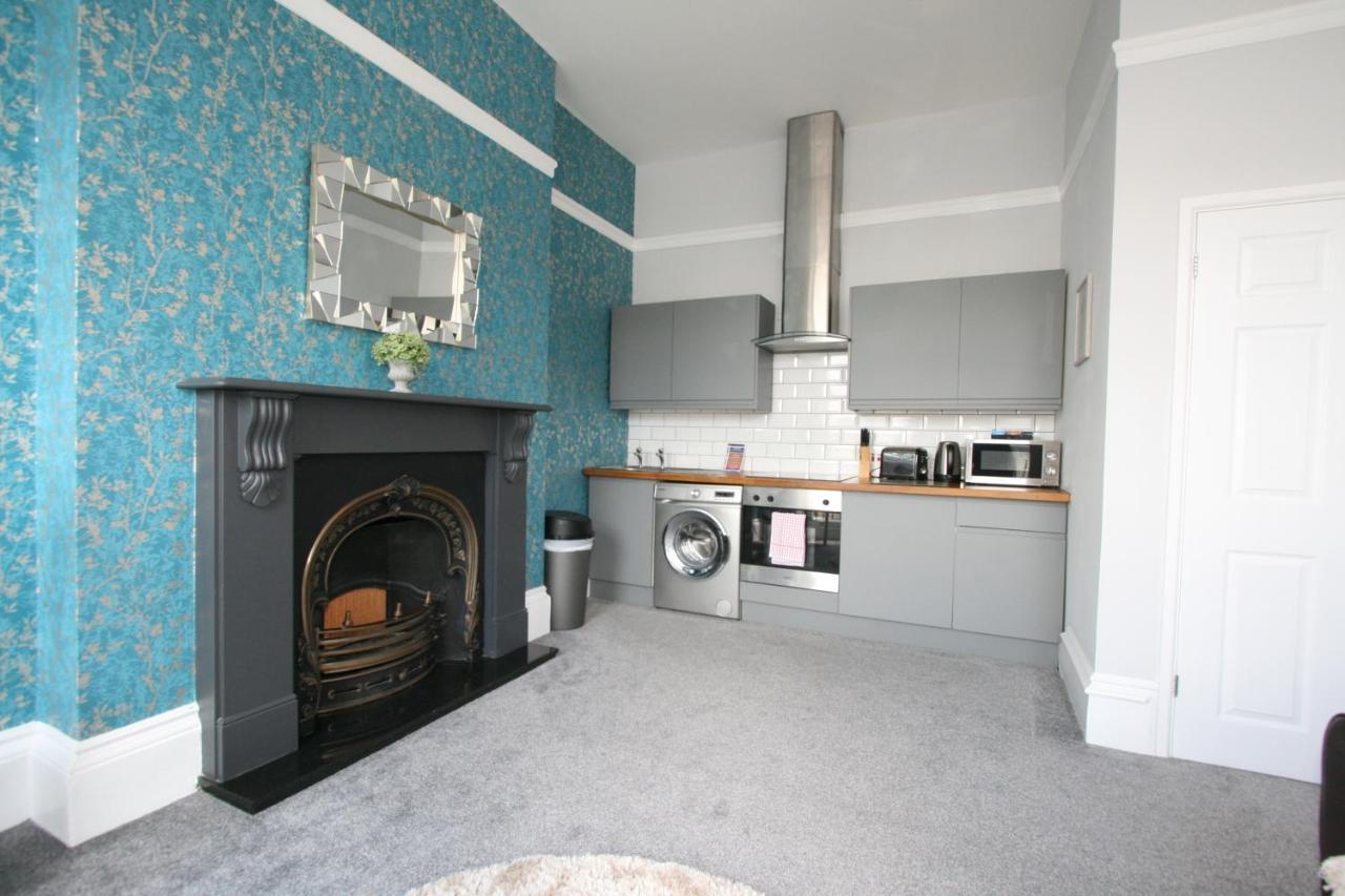 Central Serviced Apartments By Roomsbooked Cheltenham Bagian luar foto