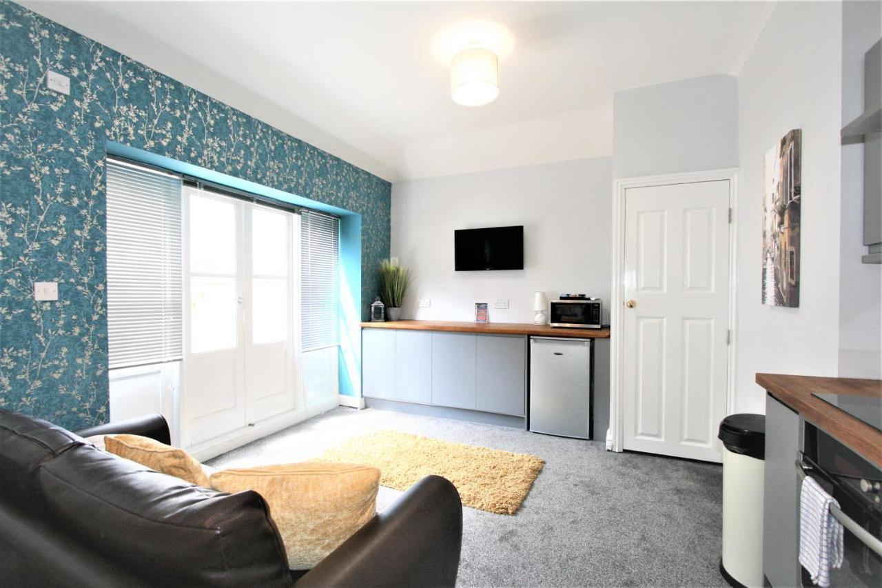 Central Serviced Apartments By Roomsbooked Cheltenham Bagian luar foto