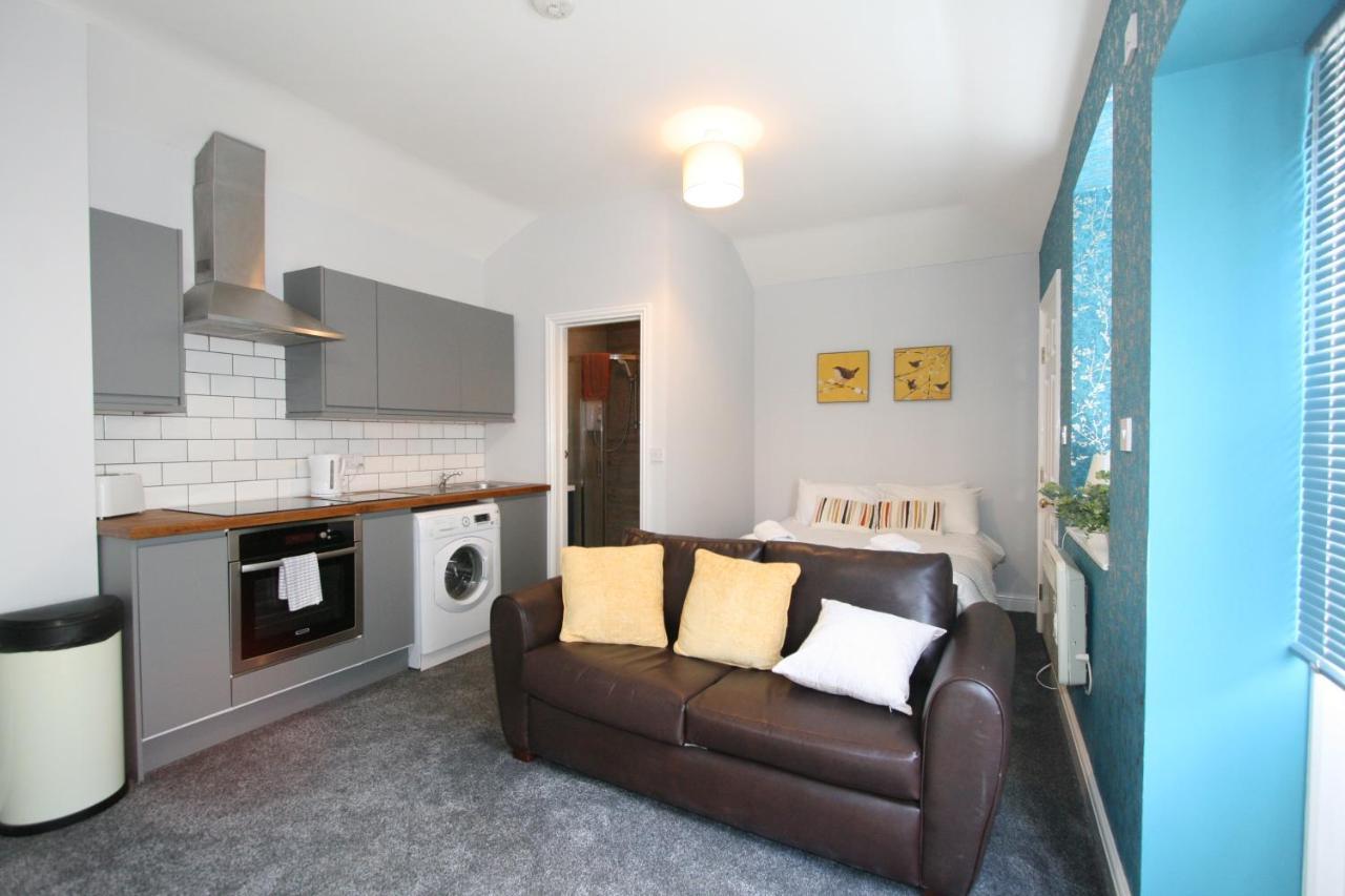 Central Serviced Apartments By Roomsbooked Cheltenham Bagian luar foto