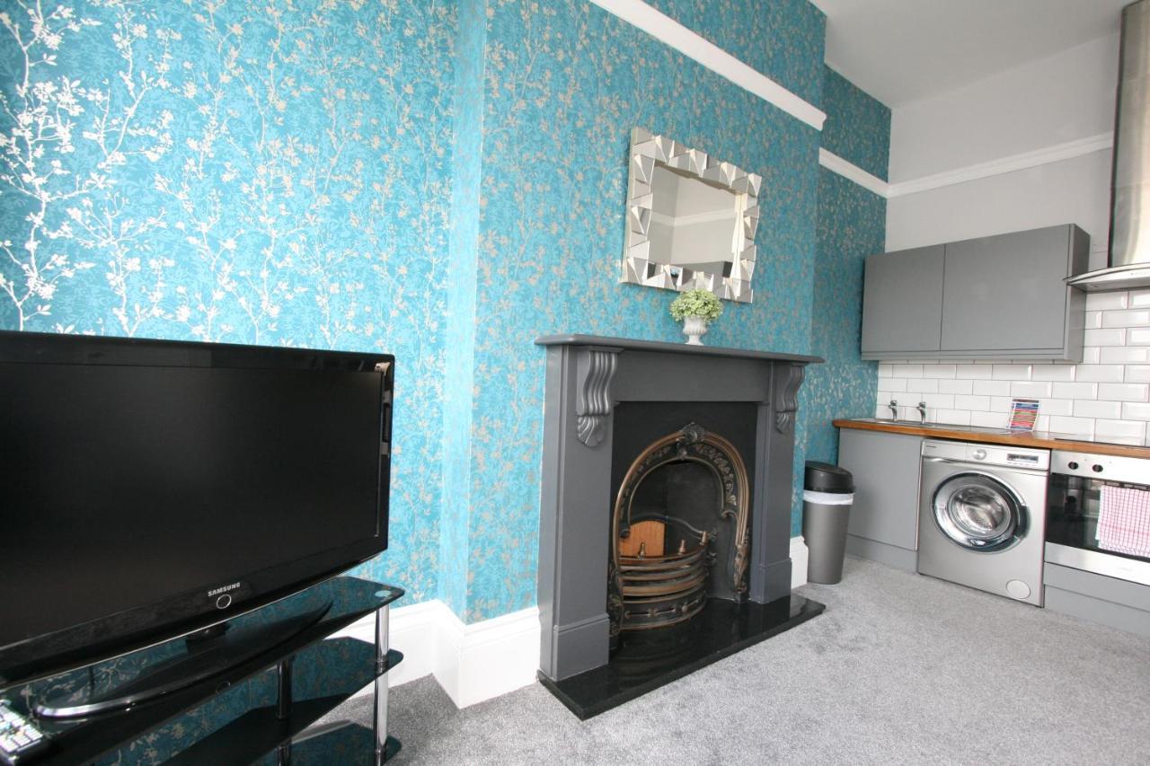 Central Serviced Apartments By Roomsbooked Cheltenham Bagian luar foto