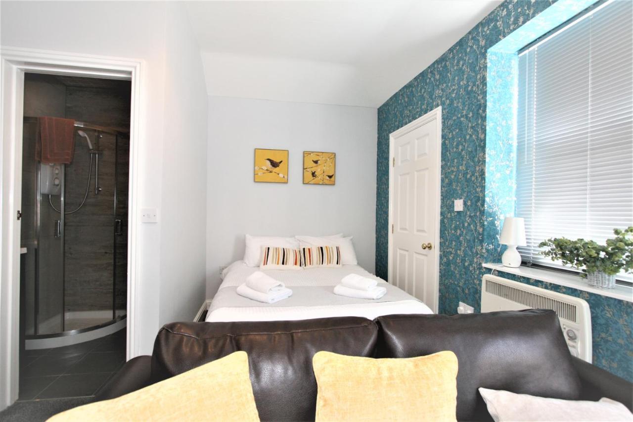 Central Serviced Apartments By Roomsbooked Cheltenham Bagian luar foto