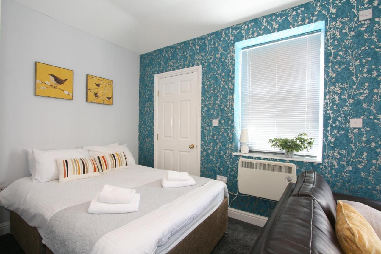 Central Serviced Apartments By Roomsbooked Cheltenham Bagian luar foto